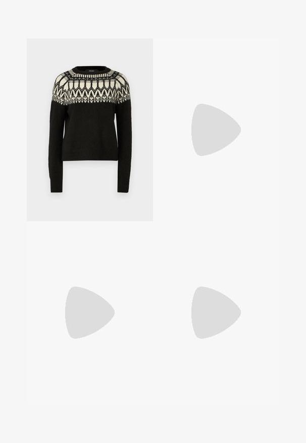 Schwarzer Pullover mit rundem Halsausschnitt und langen Ärmeln. Besitzt ein gemustertes Design in Weiß und Schwarz an der Schulterpartie. Weicher Stoff und gerippter Saum.; Blaue Denim-Jeans mit geradem Bein, die über leichte Ausbleichungen, ein klassisches Fünf-Taschen-Layout und sichtbare Nähte verfügen.; Schwarze Leder-Ankle Boots mit spitzem Zehenbereich und einem strukturierten Blockabsatz. Glatte Textur mit einem eleganten, minimalistischem Design.; Schwarze Wildleder-Handtasche mit gewölbtem Design, verziert mit Nietenakzenten und einer strukturierten Oberfläche. Verstellbarer Tragegurt mit Nieten entlang des Randes.