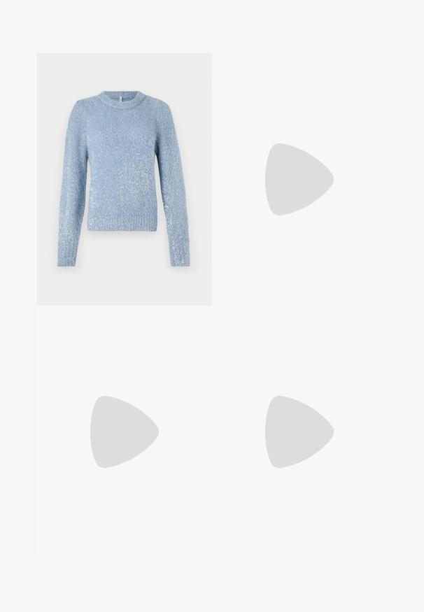 Gaiši zils adīts džemperis ar apaļu kakla izgriezumu, garām piedurknēm un nedaudz teksturētu virsmu, kurā ir diskrēti mirdzoši akcenti.; Noisy May NMJANNEL LOOSE - Brīva piegriezuma džinsi - black denim; Melni ādas potītēm zābaki ar apļveida purngalu, auklām priekšpusē un biezu gumijas zoli ar teksturētu protektoru. Velkšanas cilpa aizmugurē.; Sudraba gredzenveida auskari ar minimālistisku dizainu. Cirkulāra forma, gluda tekstūra un plāns profils. Vieglu svaru ar spīdīgu apdari.