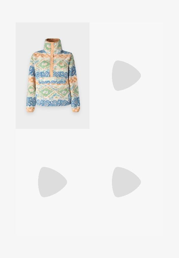 Fuzzy pullover i flerfarvede mønstre med høj hals, knaplukning foran og en lomme foran. Lavet af blødt, tekstureret stof.; Hvid bomulds t-shirt med korte ærmer og rund halsudskæring. Har et sort Adidas-logo på brystet og en kontrasterende sort indvendig krave.; Cremefarvede bukser med vidde, der har et zigzag-mønster, med en sort logoelastik i taljen og sorte striber på siden. Letvægtigt, tekstureret stof.; Samba sneakers i en farveskema med creme og beige, med tre lyseblå striber, hvide snørebånd og brune gummisåler.