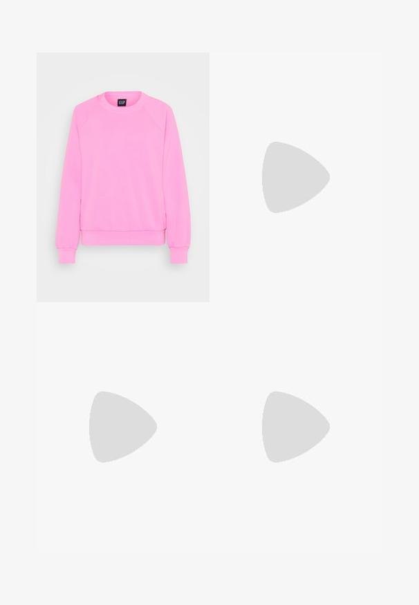 GAP NEW CREW - Pusa - standout pink; Hõbe, kunstnahast seelik, millel on tekstureeritud krokodillimuster, kahe sinise nööbi aktsendiga ja kitsa lõikega.; Mustad ja hallid Nike Dunk madalad tossud, millel on perforeeritud varvas, siledad nahkaktsendid ja kummist tald, millel on tekstuurne mustrimuster.; Hõbedased pisara kujulised kõrvarõngad, läikiv viimistlus, tihe sobivus kõrva lobule. Teema on sujuva profiiliga neutraalses taustas.