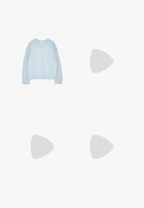 Ljusblå, fluffig stickad tröja med rund hals, långa ärmar och en något kortad design. Mjuk textur, inga synliga mönster eller hårdvara.; Breda byxor i ett mjukt, dämpat grått tyg, med belagd midja och veck för extra designdetaljer. Slät textur, inga mönster.; Bruna mockaskinnsplattformar med öppen tå, med en kraftig flätad jute-klack och en slät, rundad ovandel.; Brun mockakantväska med böjd guldkedja och en enda rem, rektangulär form med klaffstängning.