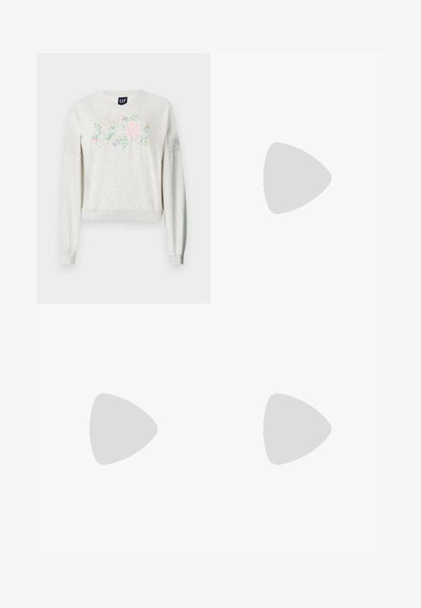 Gaiši pelēks īsais džemperis, izgatavots no mīksta materiāla, ar "GAP" logo, kas rotāts ar ziedu izšuvumiem rozā, zaļā un purpura krāsās.; Bežīgas korduroja bikses ar brīvu piegriezumu, ar saistāmām jostām, divām priekšējām kabatām un vertikālu ribotu tekstūru.; Gaišpelēka kedas, izgatavotas no zamša un sieta, ar trim baltām svītrām, apaļu purngalu un gumijas zoli. Zelta logo akcenta detaļa blakus auklām.; Zeltīti metāla auskari ar gludu, izliekta dizaina. Ar atšķirīgu smailu formu, pulētu virsmu un eņģu aizdari.