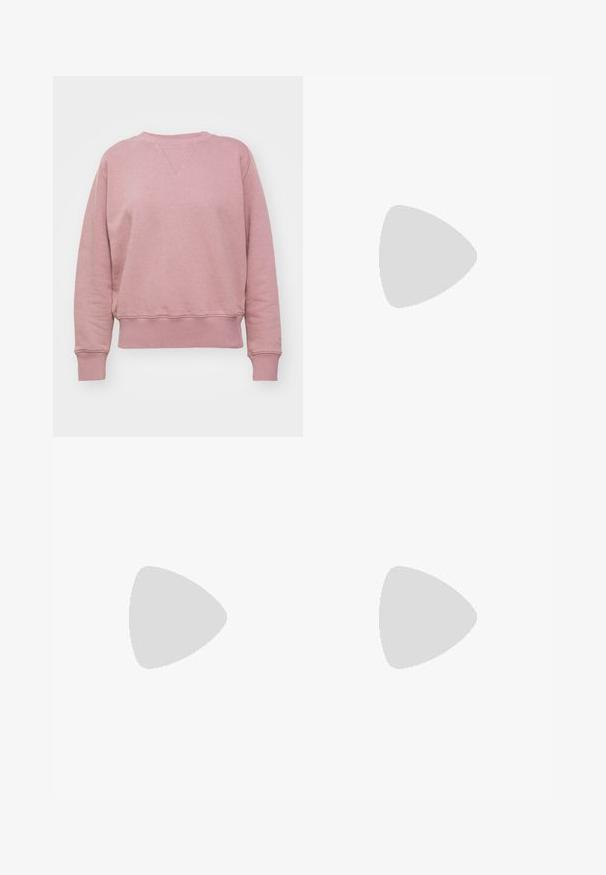 Sweatshirt en coton rose avec un col rond, des poignets et un ourlet côtelés, présentant une texture subtile et une coupe structurée.; Pantalon culotte noir en polyester avec une taille élastique, deux plis avant et une silhouette ample. Pas de motifs visibles ni de détails matériels.; Sandales à talons vernies noires avec un bout carré, des sangles autour de la cheville et des boucles en argent. Dotées d'un talon bloc épais pour plus de stabilité.; Sac fourre-tout en cuir noir avec une texture lisse, de forme rectangulaire et deux longues poignées. Pas de matériel ou d'ornementations visibles.
