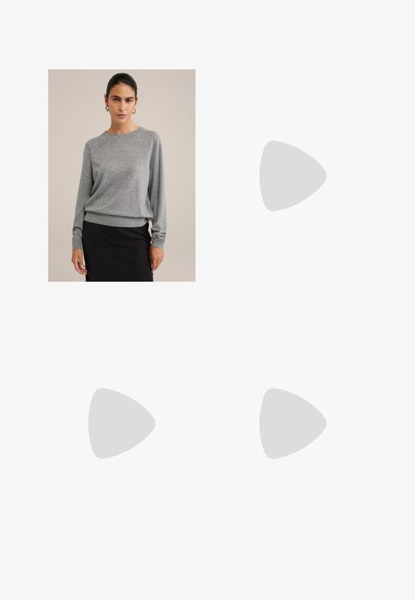 Siv sveter iz mehkega pletenega materiala, ki ima okroglo ovratnico, rebraste manšete in sproščen kroj. Ukladan z črno krilom.; Polo Ralph Lauren COTTON CORDUROY WIDE-LEG PANT - Hlače - warm white; Črne ravne sandale z več trakovi, ki imajo zlate dodatke in gladko teksturo. Nizkoprofilna zasnova z oblazinjeno podplato.; Kremasta usnjena torbica s ukrivljeno obliko, ki vključuje zlati kovinski del. Trak je pritrjen z kovinskim sponko.