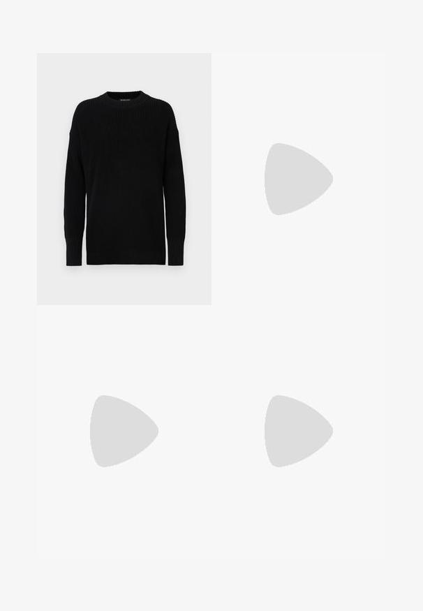 Maglione nero a maglia con scollo rotondo e dettagli a costine su polsini e orlo. Il tessuto presenta un motivo testurizzato.; Pantaloni neri a campana realizzati in tessuto misto cotone, caratterizzati da chiusura con bottone, passanti per cintura e una superficie liscia senza motivi visibili.; Sneakers con pannelli neri e grigi, rete testurizzata, pelle liscia e una suola in gomma crema dal design minimalista.; Borsa nera di forma rettangolare, realizzata in materiale liscio. Presenta una zip superiore, una tracolla regolabile e la scritta bianca: "HAN KJØBENHAVN."