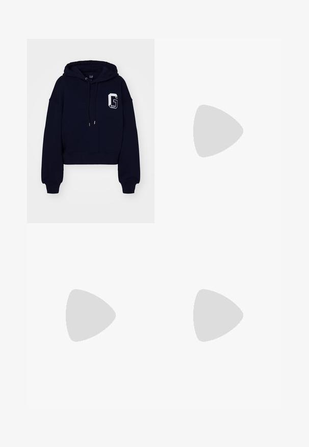 GAP ABBREV HOOD - Sweatshirt - navy; Hellblaue Denim-Jeans mit ausgestelltem Schnitt, Knopfverschluss, Fünf-Taschen-Design und dezenter Ausbleichung des Stoffs. Saubere, minimalistische Nähte setzen Akzente.; Hellgraue Sneaker aus Wildleder und Mesh, mit drei weißen Streifen, runder Zehenpartie und einer Sohle aus Gummi. Goldenes Logo-Detail nahe der Schnürsenkel.; Goldfarbene Ohrringe in Form von dünnen, runden Kreolen, mit einer glatten, metallischen Oberfläche und ohne Verzierungen oder Muster.