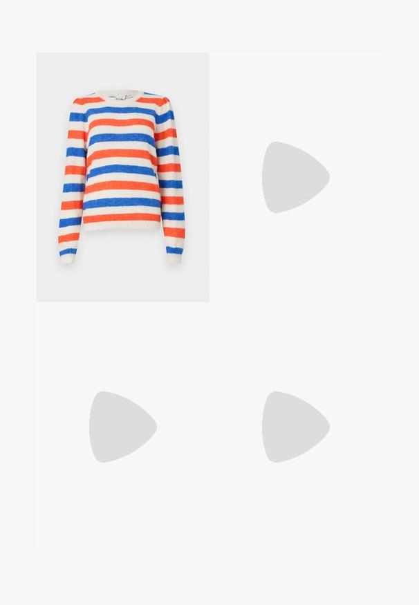 Triibuline kampsun, mis sisaldab punase, sinise ja kreemika värvi. Pehme tekstuur, ümar kaelus ja pikad varrukad. Ribaga ääred ja serv.; Mustad mustad püksid sirge säärega disainiga, lihtsa vöökoha ja ilma nähtavate taskuteta, esitatud valgel taustal.; Keskpikkused beežid nahast saapad paksu kollase platvormitaldaga, millel on pehme, tekstuuriga vooder ja ümar varvaste disain. Ühtlane väline pind.; Pruun kunstnahast kott kahe pika käepidemega ja sobiva väikese kotti. Pinna peal on tekstuuriga muster ja kuldsed metallist detailid.