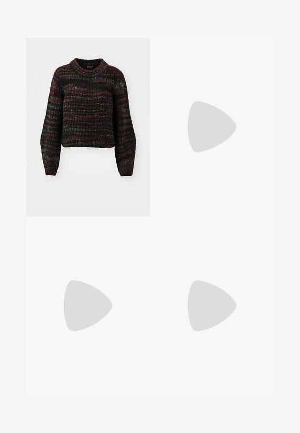 ONLY ONLCARMA PULLOVER - Pulóver - black/multi spacedye; Bőszárú farmernadrág, világos és sötétkék árnyalatokkal, magas derekú, övgyűrűkkel és a nadrággal megegyező anyagú övvel. Textúrált farmer kivitel.; Szürke, szabott overál, egyenes vonallal; térd fölé érő fekete bőrcsizmákkal párosítva, négyzetes orral és vastag sarokkal.; Fekete bőr válltáska sima felülettel, ívelt formával, állítható pánttal és cipzáras záródással. Minimalista dizájn díszítmények nélkül.