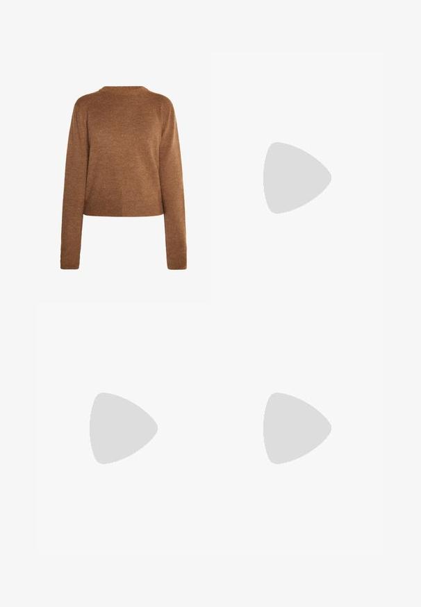 Bruine gebreide trui met lange mouwen, een ronde halslijn en een cropped zoom. Zachte textuur, minimalistisch ontwerp en geen zichtbare patronen.; Bordeaux-brode broek met een gladde textuur, voorzien van een zwarte riem in de taille en zijzakken. Tailored ontwerp en comfortabele pasvorm.; Zwarte gepatineerde leren slingback hakken met een spitse neus en een geometrische blokhak. Kenmerkt zich door een slank, minimalistisch ontwerp en een gladde textuur.; Bruine leren tas met een geplooide bovenkant en een kettinghengsel. Glad textuur met een glanzende afwerking en subtiele naaddetails aan de zijkanten.