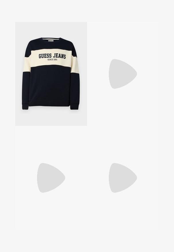 Tricou de trening bleumarin cu o bandă orizontală bej, cu text "GUESS JEANS" și detalii "SINCE 1981". Fabricat dintr-un material moale din bumbac.; Pantaloni negri, croiți, cu o potrivire dreaptă, dintr-un material neted. Au curea de brâu și detaliu de pliuri pe față.; Adidași din piele albă cu un finisaj neted, vârf rotunjit, șireturi plate și o talpă texturată. Accente din piele întoarsă gri la călcâi.; Ochelari de soare din plastic transparent cu lentile dreptunghiulare maro, având brațe subțiri, transparente și accente metalice pe tâmple.