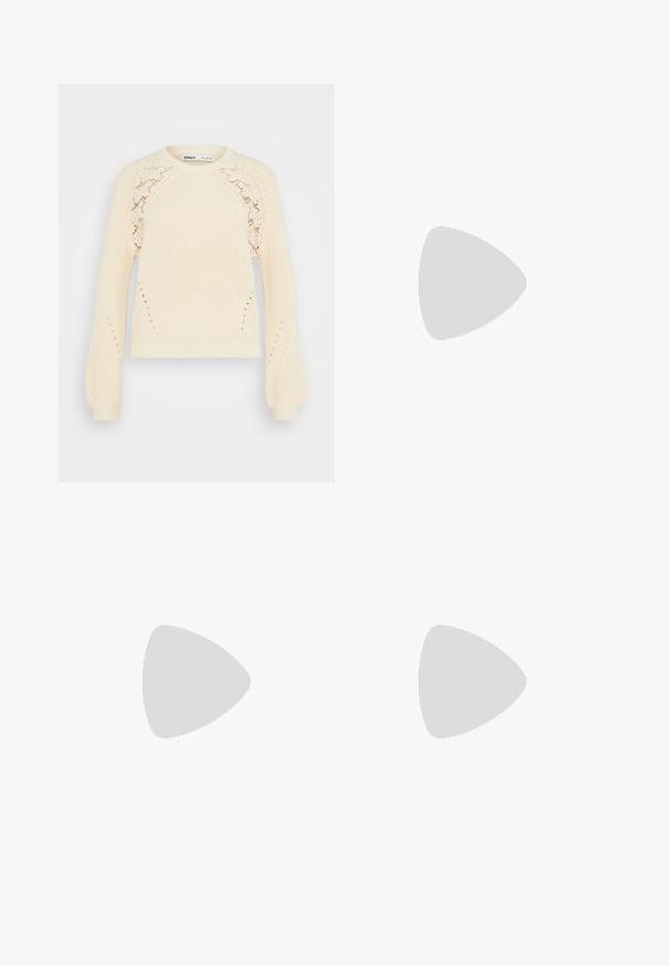 Cremefarbener Strickpullover mit Rundhalsausschnitt, langen Puffärmeln und Spitzenmusterdetails an den Schultern. Strukturiertes Material.; Even&Odd Petite 2 PACK - Top - light grey/black; ONLY Petite ONLMADISON BLUSH WIDE - Wide Leg - dark blue denim; Schwarze Stiefeletten mit glänzender Oberfläche, quadratischer Zehenpartie und dicker Blockabsatz. Das Design zeichnet sich durch eine nahtlose Silhouette und minimalistische Markenkennzeichnung aus.; Silberne Metall-Hoops Ohrringe mit gebürsteter Oberfläche, die ein kreisförmiges Design aufweisen und mit einem klaren Steckverschluss für einen sicheren Halt ausgestattet sind.