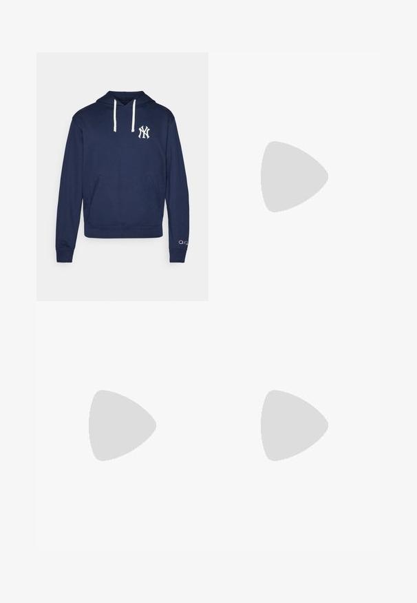 Navyblaue Kapuzenjacke aus einem Stoffgemisch, mit einer Vordertasche, weißen Kordeln und einem gestickten Logo auf der linken Brust.; Weißes Baumwoll-T-Shirt mit rundem Halsausschnitt, kurzen Ärmeln und schwarzem gesticktem "Champion"-Logo auf der Brust und am Ärmel.; Graue Jersey-Shorts mit elastischem Bund und einem marineblauen "Champion"-Logo auf der unteren linken Seite.; Weißes sportliches Sneakerpaar mit glattem, synthetischen Obermaterial, schwarzem Logo-Akzent und perforierten Details an der Seite. Gummisohle.