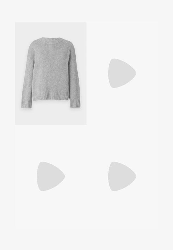Lys grå genser med rund hals, raglanermer og ribbede mansjetter og nederkant. Teksturen ser myk og strikket ut.; Lyseblå flagrende jeans laget av denim, med høy midje, frontlommer og rå kant ved mansjettene for et uformelt utseende.; Sorte skinnhøye hæler med spiss tå, glatt tekstur og avsmalnet hæl. Minimalistisk design, ingen ekstra dekorasjoner.; Svart lær skulderveske med en myk tekstur, trekantet form og justerbar stropp, kombinert med en lyseblå stripete skjorte og hvite bukser.