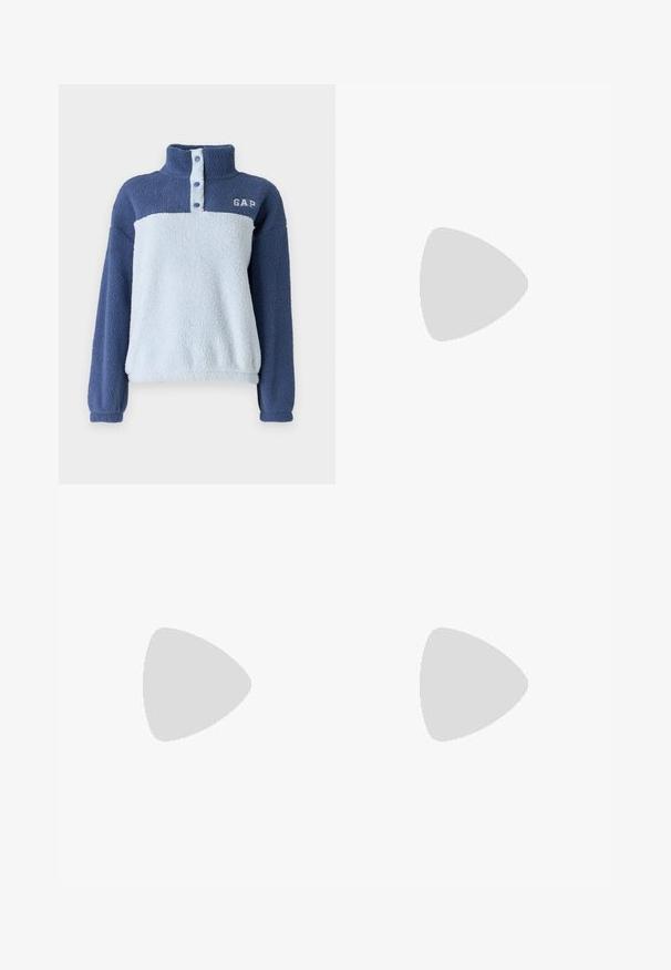 Kahe tooni sinine fliispullover kõrge kaelusega, osalise nööpidelgiga ja valge "GAP" logo vasakpoolses rinnapiirkonnas.; Must have t-särk, mis on valmistatud puuvillast, lühikeste varrukatega, ümmarguse kaelusega ning vasakul rinnal on väike valge logo.; Laiad jalgadega denim teksad, mis on valmistatud keskmise kaaluga sinisest puuvillakudumist. Omab klassikalist viit taskut ja lukuga esiots, millel on nööbiga kinnitamine.; Valge nahast tenniseking, millel on beežist siidist aktsent ja aukudega varvas, lame paelad ja tekstureeritud koorevärvi tallad. Omab nüansirikast brändimist kannal.