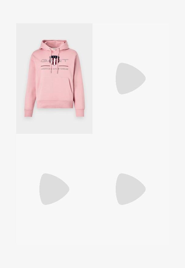 GANT ARCHIVE SHIELD HOODIE - Športni pulover - geranium pink; Črne krojene hlače s direktnim krojem, ki se ponašajo z gladko teksturo in ostrimi pregibi spredaj. Ni vidne kovine.; Bež sandale z blok peto, tankimi trakovi in kvadratnim prstom. Gladek material z minimalnim okrasjem, zasnovan za enostavno nošenje.; Črna usnjena torbica s ukrivljeno obliko, ozkim ročajem, srebrnim zadrgo in logotipom Calvin Klein na sprednji strani. Gladka tekstura in minimalističen dizajn.