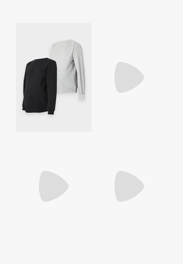 Duas sweatshirts: uma preta com um decote arredondado e punhos, e uma cinza clara com um corpo ligeiramente mais comprido e mangas ajustadas.; Calças largas pretas com uma cintura elástica e uma textura suave e elástica. Apresenta um design simples, sem padrões ou adornos.; Bota de tornozelo em couro preto com painéis laterais elásticos, sola de borracha robusta e um salto bloco alto. Apresenta uma alça na parte de trás.; Bolsa preta com forma estruturada, textura suave e um fecho metálico. Combinada com calças largas pretas e sandálias de salto aberto sobre um chão de madeira.