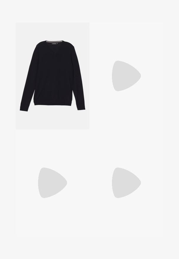 Pull noir à manches longues avec col en V, fabriqué à partir d'un tissu léger et lisse. Comprend des poignets et un ourlet côtelés pour une apparence ajustée.; T-shirt blanc à manches courtes en V, fabriqué à partir d'un tissu texturé avec un motif subtil. Doté d'un petit logo sur la poitrine.; Pantalon bleu marine en coton, avec une coupe droite, une fermeture à bouton à l'avant et une taille classique avec passants de ceinture.; Baskets blanches avec une tige en cuir lisse, un bout arrondi et une épaisse semelle en caoutchouc. Présentent des coutures minimales et un détail logo subtil sur le côté.