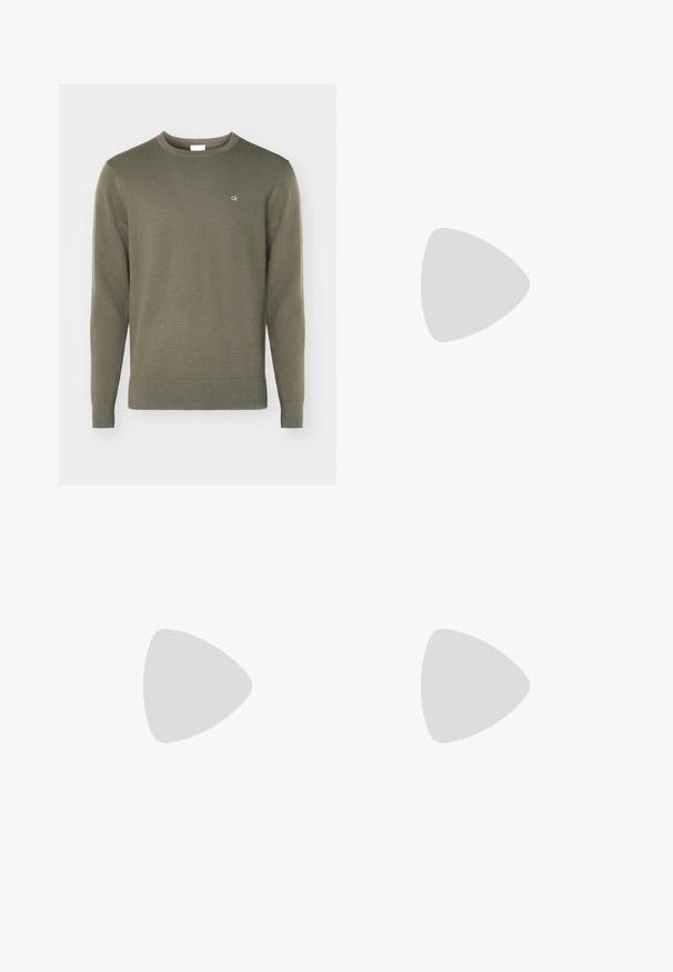 Maglione verde oliva, con texture, scollo rotondo e maniche lunghe. Presenta un piccolo logo bianco sul petto e polsini e orlo a coste.; Pantaloni neri su misura con una vestibilità dritta, realizzati in tessuto liscio. Presentano passanti per cintura e dettagli di piega lungo la parte anteriore.; Sneaker bianche in pelle con finitura liscia, punta arrotondata, lacci piatti e suola texturizzata. Accento in suede grigio sul tallone.; Occhiali da sole trasparenti in plastica con lenti rettangolari marroni, dotati di sottili aste trasparenti e dettagli in metallo sulle tempie.