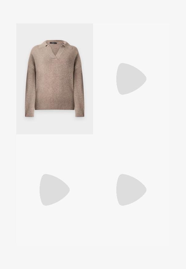 Topfazöld hosszú ujjú kötött pulóver bordázott mandzsettákkal, szegéllyel és gallérral, nyitott V-nyak kialakítással.; Barna, bő szárú nadrág sima textúrával, magas derékkal, elülső pleat-ekkel és testre szabott kialakítással. Nincsenek látható zsebek vagy díszítések.; Beige bőrből készült slingback cipő hegyes orral és átlátszó, kerek sarokkal. Simás textúra és minimalista forma.; Barna bőrből készült clutch táska ezüst gömb záróval és kis ezüst lánc díszítéssel, fehér háttéren.