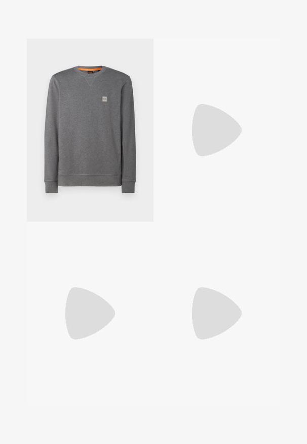 Sivý mikina vyrobená z mäkkej tkaniny, s okrúhlym výstrihom, dlhými rukávmi, rebrovanými manžetami a malou nášivkou loga na hrudi.; Čierne tričko s krátkym rukávom vyrobené z mäkkého materiálu, s okrúhlym výstrihom a jemným logom na prednej strane. Vnútorný golier má oranžový akcent.; Sivé nohavice z bavlneného zmesi s rovnými nohavicami, ktoré majú predné zapínanie na gombík, pútka na opasok a bočné vrecká.; Čierne semišové Chelsea topánky s elastickými bočnými panelmi, okrúhlou špičkou a nízkou gumovou podrážkou. Obsahujú pútko na zadnej strane pre jednoduché obúvanie.