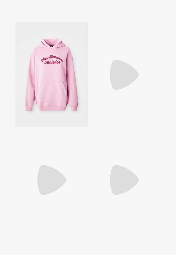 Sweatshirt à capuche rose avec poche kangourou frontale et texte "New Balance Athletics" en rose foncé sur la poitrine.; Pantalons de survêtement noirs à jambes droites avec taille élastique et cordon de serrage ajustable, affichés sur un fond blanc.; Baskets Nike en maille bleu clair avec une finition texturée, un swoosh noir et une semelle intermédiaire crème, associées à un pantalon large gris foncé.; Boucle d'oreille en argent avec une finition polie, présentant de petits détails en or et de forme ronde, portée sur le lobe.