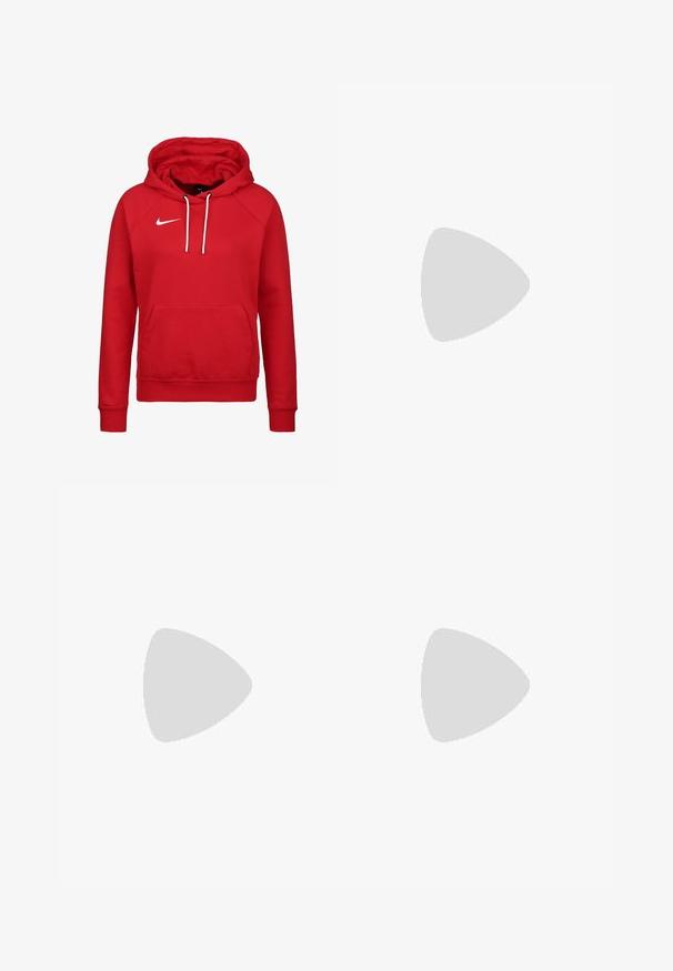 Roter Nike-Hoodie mit einer vorderen Kängurutasche, weißen Kordeln und einem kleinen weißen Logo auf der linken Brust. Weiches Baumwollmaterial und gerippte Bündchen.; Hellblaue Denim-Jeans mit geradem Bein, fünf Taschen und kontrastierenden Nähten. Der Stoff sieht leicht abgerieben aus.; Weißes Leinensneaker mit goldenen Ösen, flachen Schnürsenkeln, strukturiertem Gummisohle und minimalem Branding an der Seite. Niedriges Profil.; Braune Wildleder-Tote-Tasche mit zwei langen Griffen, vertikalen Nahtdetails an der Vorderseite und einer weichen Textur. Geräumiges Design, das sich für den täglichen Gebrauch eignet.