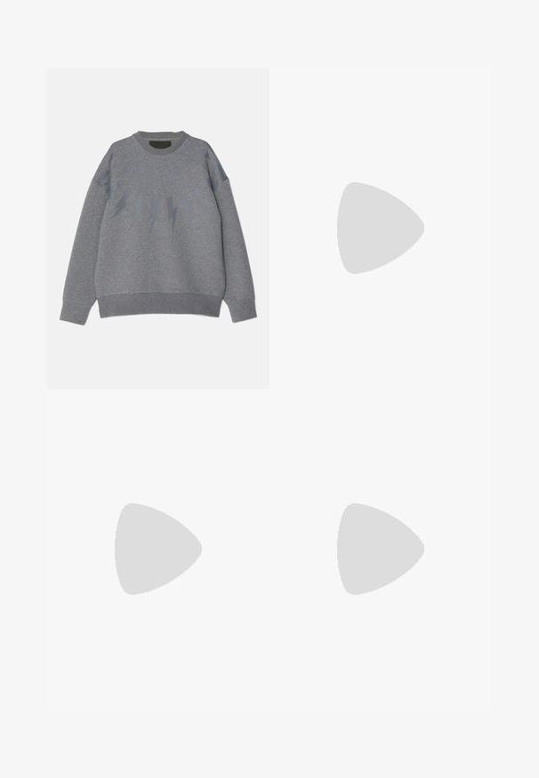 Grå sweatshirt med rund halsringning, prydd med ett blixtmönster i en något mörkare nyans över bröstet. Mjuk tyg, avslappnad passform.; Svarta denimjeans med rak bendesign, fem fickor, metallknappstängning och subtila sömnadsdetaljer. Slät textur och enhetlig färg.; Svart läderankelsko med spetsig tå, minimal sömnadsdetaljer, en medelhög blockklack och en slät, polerad yta.; Svarta rektangulära solglasögon med mörka linser, tjock plastbåge, guldfinish på skalmarna och varumärkeslogotyp graverad på armen.