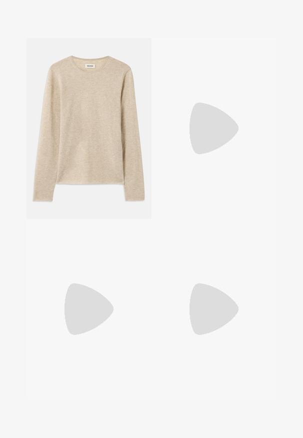 Chemise beige à manches longues en tissu doux, avec un col rond et un subtil détail de couture en bas à gauche.; Pantalons marron taille haute en tissu texturé. Présente des jambes larges et deux plis avant pour la structure. Finition soignée sans matériel visible.; Mocassins en cuir noir avec une texture lisse, bout rond et une sangle décorative sur le dessus. Talon bas empilé, design minimaliste.; Sac fourre-tout en toile noire avec des poignées en cuir noir. Design simple, corps spacieux et texture lisse. Pas de logos ou motifs visibles.