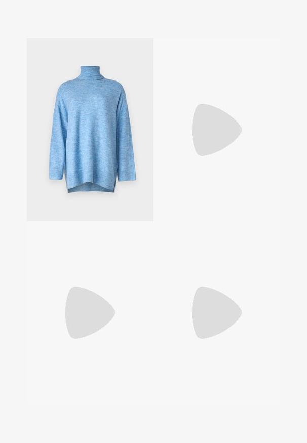 Pulover cu guler înalt de culoare albastru deschis, fabricat dintr-un material tricotat moale, având o croială lejeră, mâneci lungi și deschideri pe lateral la tiv.; Jeans wide-leg din denim albastru închis, cu talie înaltă, cinci buzunare, cusături în contrast și elemente metalice argintii. Textură netedă și finisaj curat.; Botine bej din suede cu o textură moale, detalii cusute și o talpă din cauciuc, având un călcâi cu buclă pentru o utilizare ușoară.; Geantă din piele maronie cu pliuri triunghiulare, mânere superioare și interior negru, pe un fundal alb simplu.