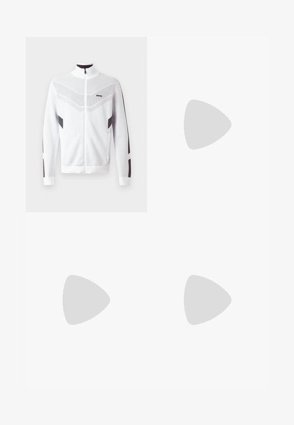 Bela zip-up jakna z visokim ovratnikom, ki ima strukturiran vzorec in temno sivo obrobo na rokavih in straneh. Logotip na prsih.; Bela bombažna srajca z dolgimi rokavi in okroglo ovratnikom, z bočnimi razporki na dnu in gladko teksturo, prikazana s hrbtne strani.; Svetlo modre denim kavbojke s ravno nogavico, petimi žepi, z gumbom za zapiranje, minimalnim zbledelostjo in kontrastnimi šivi.; Bela športna obutev z gladkim usnjenim zgornjim delom in nizkim profilom. Ima zaokrožen nos, šest lukenj za vezalke in teksturiran gumijast podplat.