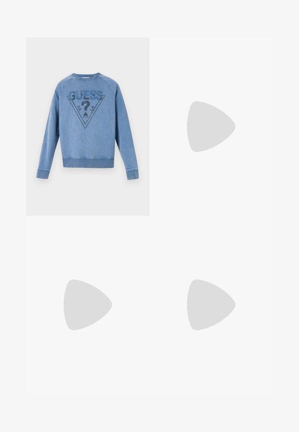 Sudadera de cuello redondo azul claro con el logo "GUESS", un signo de interrogación y el texto "CA LA" dentro de un triángulo en la parte delantera.; Camisa blanca de manga larga de algodón con botones. Presenta un cuello clásico, puños con botones y un pequeño logo bordado en azul marino en el pecho.; Jeans ajustados de color azul claro con un ligero desgaste en los muslos, cierre frontal con botón, trabillas para cinturón y estilo de cinco bolsillos sobre un fondo blanco.; Zapatilla deportiva gris con parte superior de ante y textil, swoosh blanco de Nike y cordones blancos. Presenta una suela de goma texturizada y un collar acolchado.