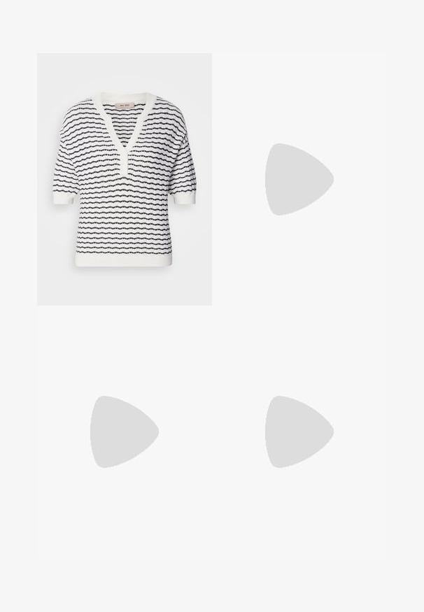 Bjela čučava majica s kratkim rukavima s tamnoplave horizontalne pruge, V-izrezom i kopčanjem na gumb, s uzorkom teksturiranog pletenja kroz cijelo. ; Tamno plave hlače širokih nogavica, izrađene od mekog materijala, s prednjim nabora, glatke teksture i ravnog kroja bez vidljivih džepova.; Crne sandale s trakama, kvadratnim prstom i niskom blok petom. Ima više tankih trakica i podesivu trakicu oko gležnja. Izrađene su od glatke kože.; Crna kožna torba preko tijela s glatkom teksturom, pravokutnim oblikom i metalnim lancem na prednjoj strani. Uključena je podesiva naramenica.