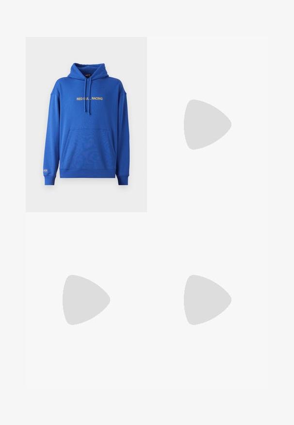 Sudadera azul con un bolsillo canguro en la parte frontal, capucha ajustable con cordón, y el texto "RED BULL RACING" en amarillo a lo largo del pecho. Tejido suave.; Pantalones de mezclilla anchos negros con cintura alta, que cuentan con cinco bolsillos y un cierre de botón. La tela tiene una textura suave y un ligero estiramiento.; Zapatillas de ante azul marino con rayas azul claro, suela de goma marrón, tela texturizada y logo en la plantilla. Diseño atlético clásico.; Gafas de sol ovaladas negras con lentes oscuros, montura gruesa y acentos de puntos plateados a los lados. Material de plástico suave, diseño contemporáneo.