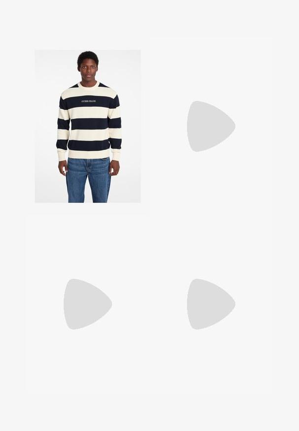 Navy und creme gestreifter Pullover aus Strickstoff mit gerippten Bündchen und Saum, mit dem Logo "GUESS JEANS" auf der Vorderseite. Bequemer Schnitt.; Weiße Baumwoll-T-Shirt mit kurzen Ärmeln, rundem Ausschnitt, lockerer Passform und ohne sichtbare Logos oder Muster. Glatte Textur und minimalistisches Design.; Schwarze Hosen aus schwerem Stoff mit geradem Beinschnitt, Fronttaschen, Reißverschluss und einem einzelnen metallischen Knopfverschluss.; Beige Wildlederschuh mit Schnürdesign, gestickten Details und Gummisohle. Die Form ist lässig mit einem leichten Keilabsatz.