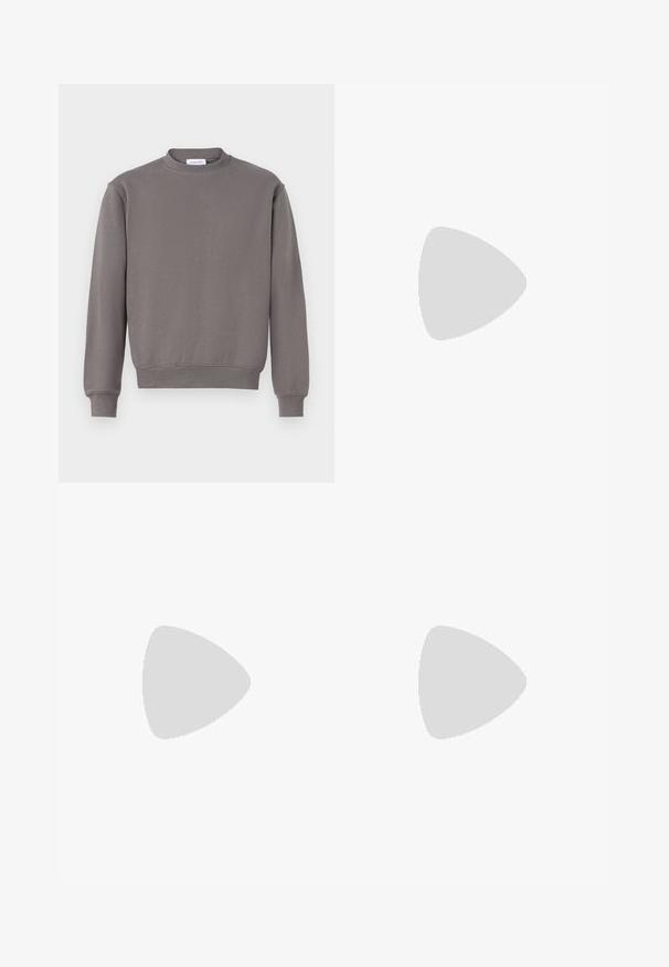 Sweatshirt grigio con collo rotondo, polsini e orlo a coste. Realizzato in tessuto morbido, presenta una texture semplice e liscia senza motivi.; T-shirt bianco in cotone con maniche corte, scollo rotondo e vestibilità rilassata. Texture liscia senza pattern o dettagli visibili.; Pantaloni neri con design a pieghe sul davanti, realizzati in tessuto morbido. Presentano una chiusura con bottone e passanti per cintura; vestibilità a gamba dritta.; Sneakers in suede nero con lacci bianchi e tre strisce bianche. Presentano un logo circolare nero sulla linguetta e una suola in gomma color gomma.