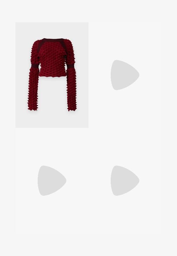 Chet Lo SPIKY - Pulover - red/black; Pantaloni negri dintr-un material neted, cu talie înaltă, picioare largi, pliuri frontale și loop-uri clasice pentru curea. Fără buzunare laterale vizibile.; Cizme negre până la genunchi, realizate din piele netedă, cu vârf rotunjit și o talpă din cauciuc masivă, dotată cu un model de striții pentru aderență.; Geantă din piele neagră cu un închidere unică prin nod, formă triangulară, textură netedă și design minimalist. Fără hardware sau motive vizibile.