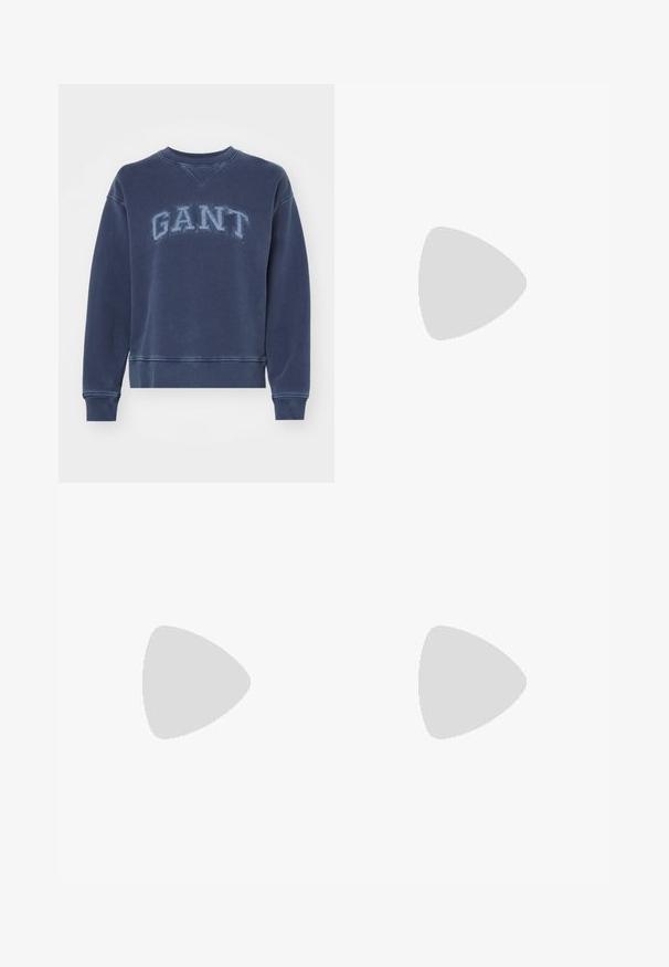 Granatowy sweatshirt wykonany z bawełny, z prążkowanym dekoltem okrągłym, długimi rękawami, elastycznymi mankietami oraz haftowanym logo "GANT" z przodu.; Jasnoniebieskie dżinsy z wysokim stanem, szerokimi nogawkami, dwoma bocznymi kieszeniami oraz plisowanym wzorem. Miękka tekstura z wyblakłym wykończeniem.; Czarne skórzane szpilki typu slingback z ostrym noskiem, posiadające smukły obcas i złoty akcent na regulowanym pasku. Gładka tekstura.; Czarna skórzana torebka o strukturalnym designie, z przyciętą formą, górnym uchwytem i złotymi akcentami. W zestawie regulowany pasek na ramię.