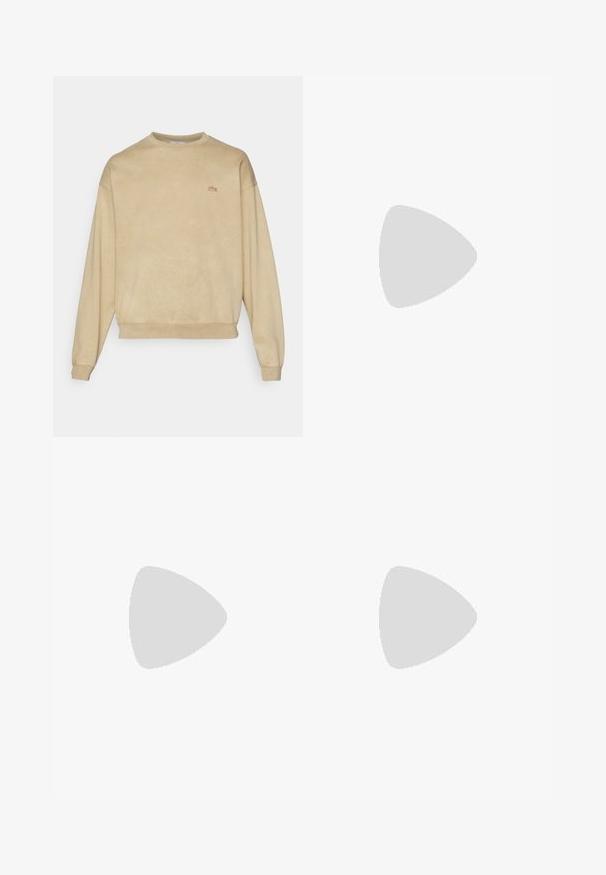 Felpa in cotone beige con scollatura a girocollo, spalle scese e polsini a costine. Presenta un piccolo logo ricamato sul petto.; T-shirt in cotone color crema con maniche corte, caratterizzato da una grafica rossa che include un globo e un'auto, e un collo a costine.; Pantaloni utility in cotone marrone con design a gamba dritta, dotati di tasche anteriori e dettagli in metallo per una maggiore durata.; Sneakers neri in tela con punte e lacci bianchi in gomma. Le cuciture a contrasto e i fori in metallo aggiungono dettagli. Indossati con pantaloni beige e un tessuto nero.; Borsa a tracolla nera in nylon con scomparti con zip, tracolla regolabile e dettaglio logo discreto sul fronte. Texture liscia e forma rettangolare.