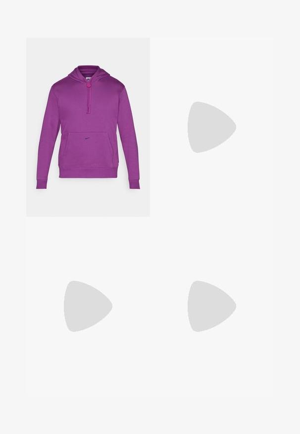 Violetti huppari, jossa on edessä kenguru-tasku ja kiristysnaru. Musta Nike-logo rinnassa. Pehmeä kangas.; Valkoinen ilman hihoja oleva urheilupaita, joka on valmistettu kevyestä materiaalista. Siinä on pyöreä pääntie ja pieni musta Nike-logo vasemmassa yläkulmassa.; Mustat Nike-housut, joissa on joustava vyötärö, kapenevat lahkeet ja hienovarainen logoakseli. Valmistettu sileästä kankaasta yksinkertaisella muotoilulla.; Valkoiset urheilukengät, joissa on verkkokankainen yläosa ja teksturoitu yksityiskohta, mustalla swoosh-logolla sivussa ja pehmeällä valkoisella pohjalla.