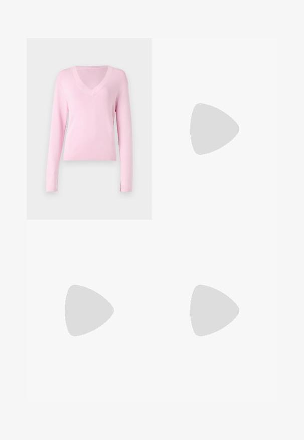 Rozā V-veida kakla džemperis ar garām piedurknēm, ribotiem aproces un apakšmalu, izgatavots no mīksta adīta materiāla, ar vienkāršu, gludu tekstūru.; Melni platajā kāja džinsi ar augstu jostu, klasisko piecu kabatu dizainu un vieglu izbalēšanu. Ilgtspējīgs audums ar gludu tekstūru.; Melnas lakotas augstpapēžu čības ar kvadrāta purngalu, potīšu siksniņām un sudraba sprādzēm. Aprīkotas ar masīvu bloku papēdi stabilitātei.; Melnas ādas somiņa ar gludu tekstūru, taisnstūra formu un divām garām rokturiem. Nav redzamu aparatūras vai rotājumu.