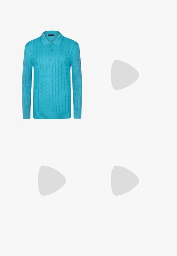 Turkusowy sweter z dzianiny z wzorem w warkocze, ściągacze przy mankietach i u dołu oraz klasyczny kołnierzyk polo z dwoma guzikami.; Biała, długosleeve koszula zapinana na guziki z bawełny, z klasycznym kołnierzykiem, guzikami z przodu i minimalnymi detalami przeszycia.; Beżowe spodnie wykonane z gładkiego materiału, z prostym krojem nogawki, zapinane na guzik z przodu, z subtelnymi zagnieceniami z przodu.; Czarne skórzane loafersy z okrągłym czubkiem, wypukłym detalem szwowym na wierzchu oraz płaską gumową podeszwą. Gładka tekstura, klasyczny design.; Złoty naszyjnik noszony na kremowym swetrze z prążkowanego dzianiny; miękka tekstura z wysokim kołnierzem i subtelnym wzorem w tkaninie.