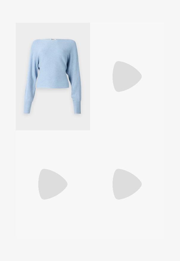 Lichtblauwe geribde trui met lange mouwen en een cropped fit. Kenmerkt een brede halslijn en een zachte brei-textuur. Label zichtbaar aan de bovenkant.; Lichtblauwe flared jeans van denim, met een hoge taille, vijf zakken en een enkele knoopsluiting. Zachte textuur met een vervaagde afwerking.; Zwarte leren puntige pump met een enkelbandje en een chunky hak. Vlakke textuur, strakke vormgeving en minimalistische esthetiek.; Zwarte leren handtas met een gebogen vorm, afneembare schouderband en gouden hardware. De tas heeft een klep met een gespsluiting.