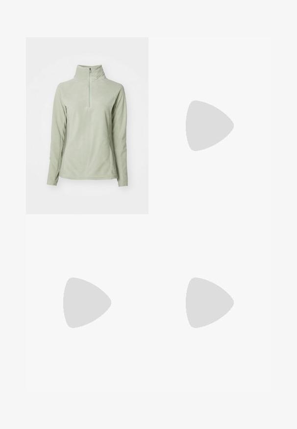Lys grøn fleece-pullover med høj krave og kort lynlås. Den har lange ærmer og en glat, blød tekstur.; Hvid cropped t-shirt lavet af bomuld med rund halsudskæring og korte ærmer. Har et sort logo på venstre bryst.; Grå strækbukser med slim fit, der har to lynlåslukninger i siderne og en knaplukning. Glat tekstur og tapered ben.; Beige vandrestøvler lavet af ruskind og mesh med grå accenter og livlige orange snørehuller. Gore-Tex mærkning synlig på siden.