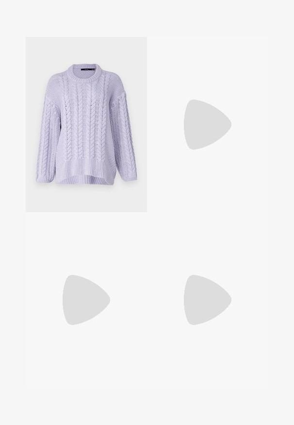 Fialový pletený svetr s kulatým výstřihem, který má design z copánkového pletení a volný střih. Žebrovaný lem a široké rukávy vytvářejí uvolněnou siluetu.; Černé zvonové džíny vyrobené z denimu. Obsahují zapínání na knoflík, pět kapes a hladkou texturu. Zvonová noha začíná pod kolenem.; Černé lakované kožené lodičky na pásku s špičatou špičkou a geometrickým blokovým podpatkem. Vyznačují se elegantním, minimalistickým designem a hladkým povrchem.; Černá kožená taška přes rameno s hladkým povrchem, obdélníkovým tvarem a dvěma dlouhými uchy. Žádné viditelné kování ani ozdoby.