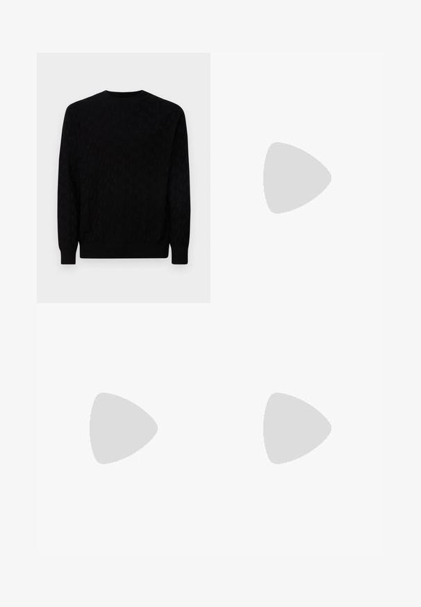 Maglione nero con un motivo testurizzato, collo rotondo, maniche lunghe e polsini e orlo a costine. Realizzato in morbido materiale a maglia.; Pantaloni leggeri color crema con cintura elastica, design a gamba dritta e una sottile texture. Non presenta tasche visibili.; Scarpa nera a mocassino intrecciata con un accentuato in pelle liscia sulla parte superiore, design a punta rotonda e suola in gomma a profilo basso.; Occhiali da sole aviator neri con lenti scure, sottile montatura in metallo e bracci in plastica snodati con accenti del logo.