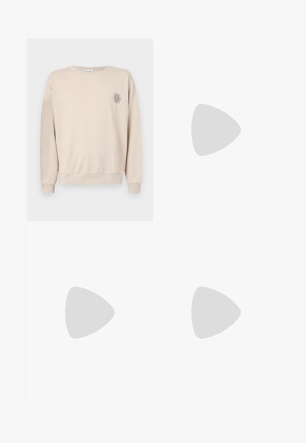 Beige sweatshirt gemaakt van zachte stof, met een ronde hals, lange mouwen en een kleine zonnegrafiek op de linkerkant van de borst.; Blauwe denim cargoshorts met een hoge taille, meerdere cargozakken aan de zijkanten en een klassieke vijf-pocket stijl. Stonewashed textuur.; Witte sneaker met zwarte en grijze accenten, voorzien van een grijze neus met textuur, zwarte rubberen zool en platte witte veters. Schoon ontwerp, minimalistische stijl.; Zwarte stof heuptas met een afgeronde vorm, voorzak met rits en een gladde textuur. Geen zichtbare patronen of accenten. Lichtgewicht ontwerp.