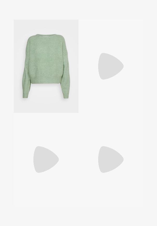 Marc O'Polo Camisola - breezy mint; Calças largas pretas com cintura alta, detalhes em botão na cintura e pregas frontais.; Sandal de pele preta com bico pontiagudo e um salto bloco baixo. Apresenta uma tira no tornozelo com uma fivela em tom dourado. Textura suave.; Bolsa preta com forma estruturada, textura suave e um fecho metálico. Combinada com calças largas pretas e sandálias de salto aberto sobre um chão de madeira.