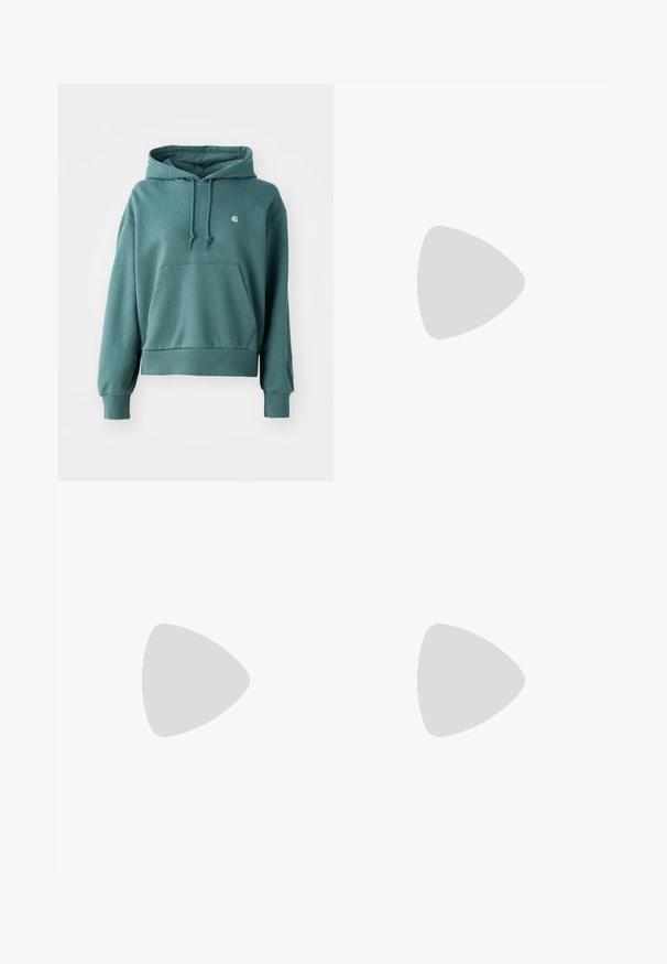 Teal hoodie gemaakt van zachte stof, met een buidelzak, elastische manchetten en een klein logo op de borst.; Lichtblauwe denim midi-rok met zijkanten met strepen, een getailleerde tailleband en voren zakken. Versleten textuur zorgt voor detail.; Witte canvas sneakers met lage schacht, een gumrubberen zool, ronde neus, vetersluiting en een leren streep aan de zijkant.; Zilveren oorringen met een gladde, glanzende afwerking, een minimalistisch ontwerp en een veilige sluiting aan de bovenkant.