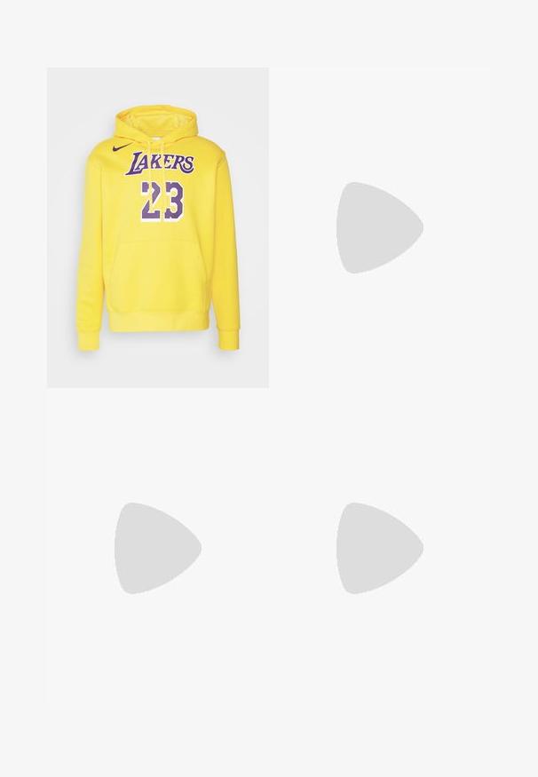 Sárga kapucnis pulóver, elülső zsebbel, melyen a "LAKERS" felirat lila színben és a "23" fehér és lila színben található. Puha, texturált anyagból készült.; Pegador BARROW - Bő szabású farmernadrág - sand washed blue; Fekete bőr mokaszin, rojtos díszítéssel, masszív fekete talppal és sárga varrással az élén. Texturált felület.; Háromrétegű ezüstszínű fém nyaklánc, letisztult, rugalmas láncokkal, enyhe fényességgel, homárkapoccsal rögzítve és állítható lánccal.