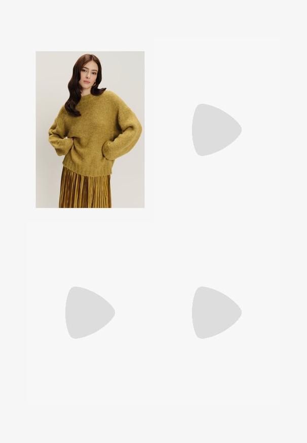 Svinjasti pulover od pletiva s nisko postavljenim ramena, rebrastim rubom i mekanom teksturom, u kombinaciji s zlatnom plisiranom suknjom.; Svijetloplave široke traperice s visokim strukom, s izbljeđenim pranjem i malim, raštrkanim oštećenjima na cijeloj površini.; Stradivarius Tenisice - white; Smeđa kožna torba preko ramena s glatkom teksturom, otvorenim vrhom i dvjema naramenicama. Ima minimalne šavove i nema vidljivog hardvera.